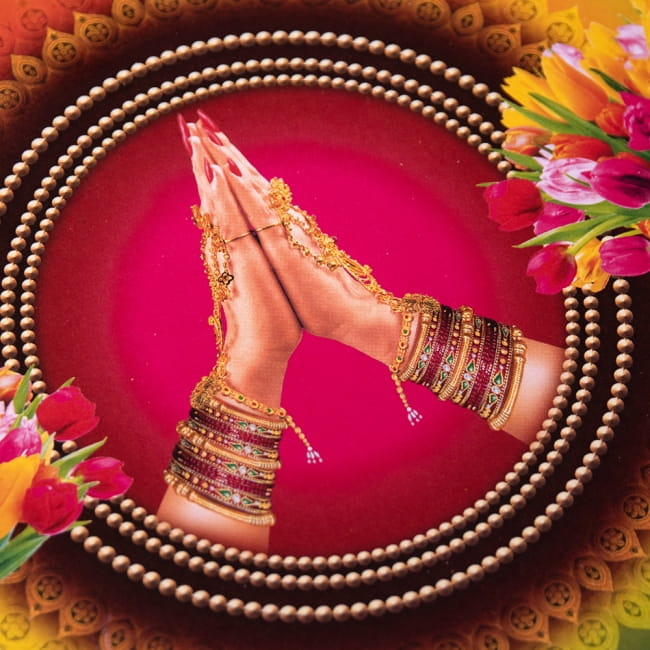 インドのウェルカムポスター 【ナマステをする手と花瓶】 2 - 拡大写真です。インドらしい綺麗な彩色が魅力です。