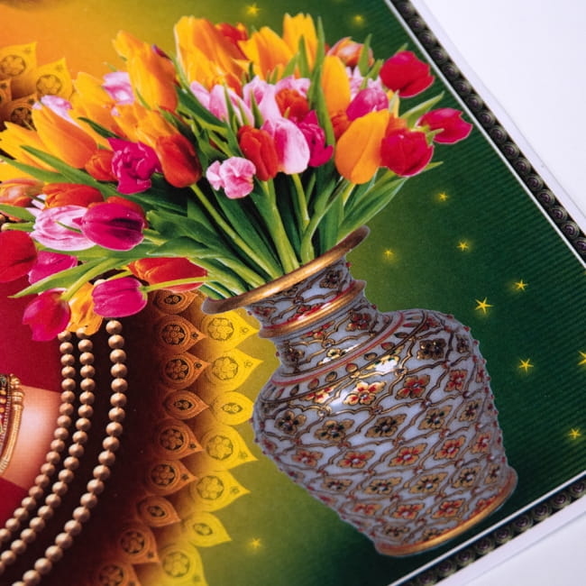 インドのウェルカムポスター 【ナマステをする手と花瓶】 3 - 拡大写真です。インドらしい綺麗な彩色が魅力です。