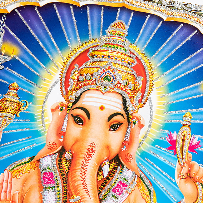 〔約40.5cm×約30.5cm〕輝くラメ入り・インドのヒンドゥー神様ポスター - ガネーシャ 学問と商売の神様 2 - 拡大写真です。こちらのポスターで特徴的なのが金色やシルバーのラメです。光の角度でラメが綺麗に輝きます。
