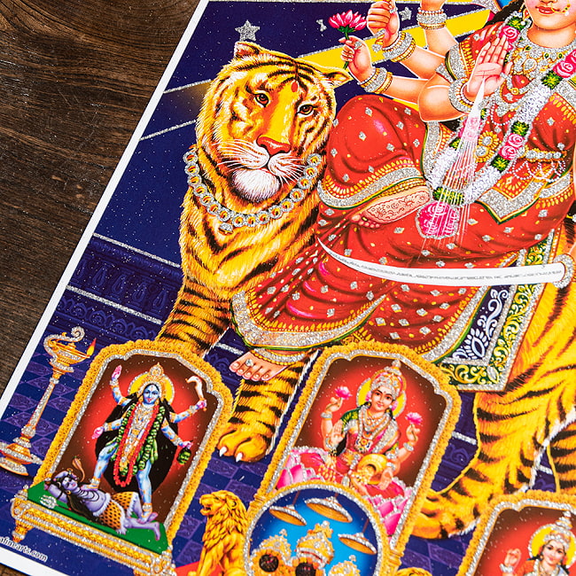 〔約40.5cm×約30.5cm〕輝くラメ入り・インドのヒンドゥー神様ポスター - ドゥルガー 勝利の女神 3 - 細部を見てみました。雰囲気たっぷりです。