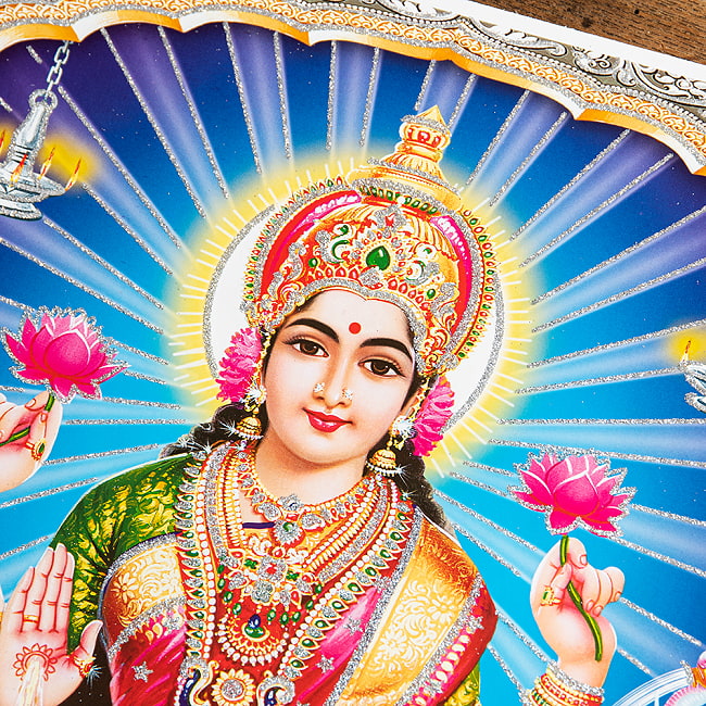 〔約40.5cm×約30.5cm〕輝くラメ入り・インドのヒンドゥー神様ポスター - ラクシュミ 美と豊穣の女神 2 - 拡大写真です。こちらのポスターで特徴的なのが金色やシルバーのラメです。光の角度でラメが綺麗に輝きます。