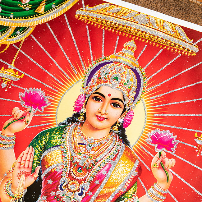 〔約40.5cm×約30.5cm〕輝くラメ入り・インドのヒンドゥー神様ポスター - ラクシュミ 美と豊穣の女神 2 - 拡大写真です。こちらのポスターで特徴的なのが金色やシルバーのラメです。光の角度でラメが綺麗に輝きます。