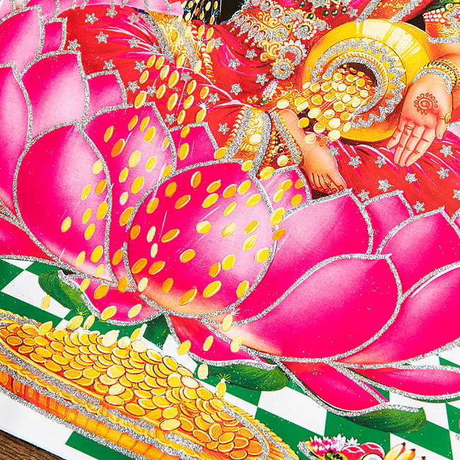 〔約40.5cm×約30.5cm〕輝くラメ入り・インドのヒンドゥー神様ポスター - ラクシュミ 美と豊穣の女神 3 - 細部を見てみました。雰囲気たっぷりです。
