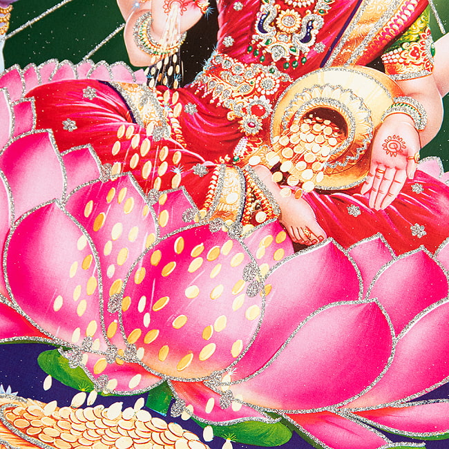 〔約40.5cm×約30.5cm〕輝くラメ入り・インドのヒンドゥー神様ポスター - ラクシュミ 美と豊穣の女神 3 - 細部を見てみました。雰囲気たっぷりです。