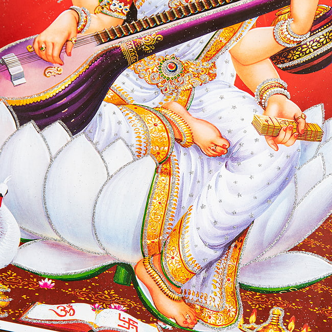 〔約40.5cm×約30.5cm〕輝くラメ入り・インドのヒンドゥー神様ポスター - サラスヴァティ 音楽の神様 3 - 細部を見てみました。雰囲気たっぷりです。