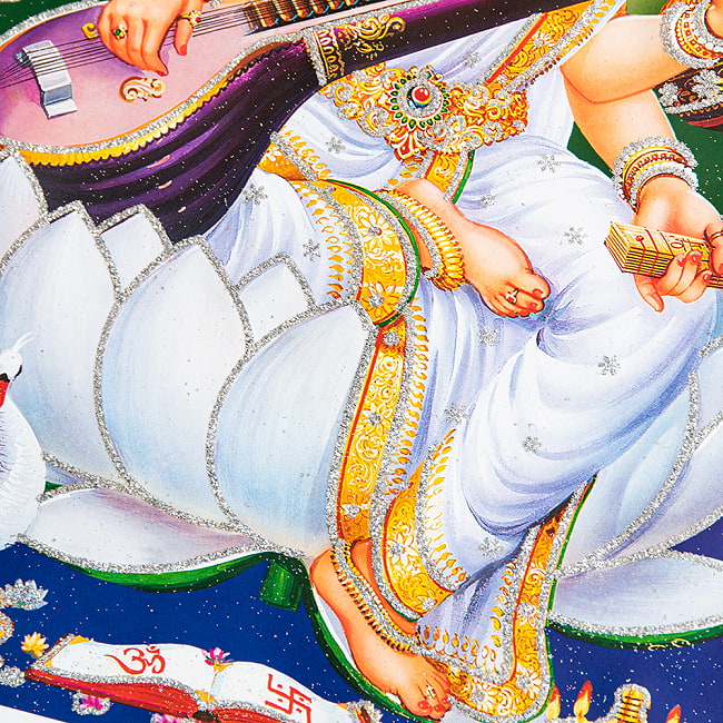 〔約40.5cm×約30.5cm〕輝くラメ入り・インドのヒンドゥー神様ポスター - サラスヴァティ 音楽の神様 3 - 細部を見てみました。雰囲気たっぷりです。