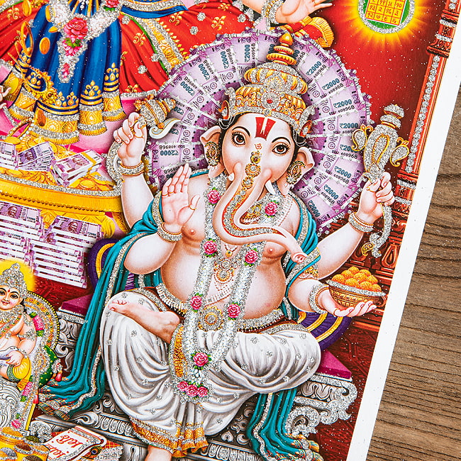 〔約40.5cm×約30.5cm〕輝くラメ入り・インドのヒンドゥー神様ポスター - ラクシュミー・サラスヴァティ・ガネーシャ 3 - 細部を見てみました。雰囲気たっぷりです。