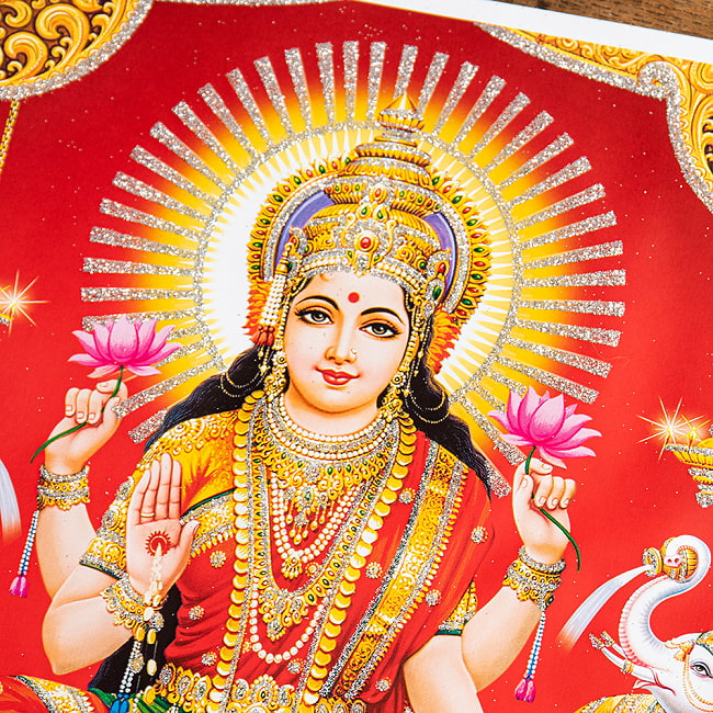 〔約40.5cm×約30.5cm〕輝くラメ入り・インドのヒンドゥー神様ポスター - ラクシュミー・サラスヴァティ・ガネーシャ 2 - 拡大写真です。こちらのポスターで特徴的なのが金色やシルバーのラメです。光の角度でラメが綺麗に輝きます。