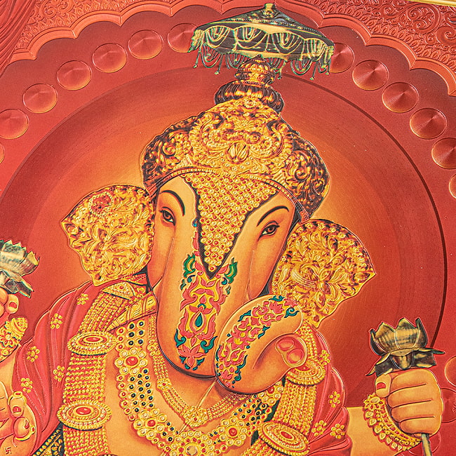 〔約40cm×約30cm〕インドのヒンドゥー神様ゴールドポスター - ガネーシャ 学問と商売の神様 2 - 拡大写真です。金色ベースなので通常のポスターとは一線を画する光沢感。見ていると引き込まれます。