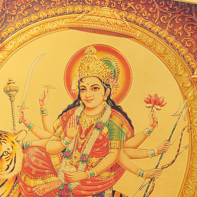 〔約40cm×約30cm〕インドのヒンドゥー神様ゴールドポスター - ドゥルガー 勝利の女神 2 - 拡大写真です。金色ベースなので通常のポスターとは一線を画する光沢感。見ていると引き込まれます。