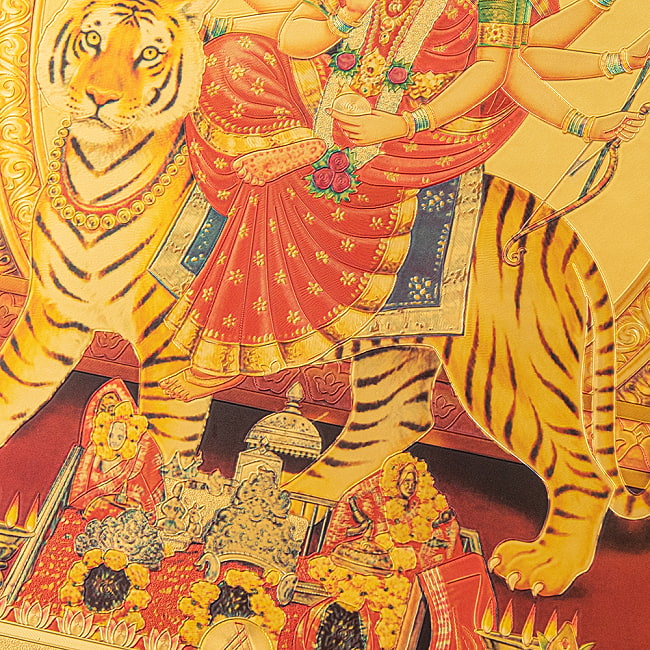 〔約40cm×約30cm〕インドのヒンドゥー神様ゴールドポスター - ドゥルガー 勝利の女神 3 - 拡大写真です。金色ベースなので通常のポスターとは一線を画する光沢感。見ていると引き込まれます。