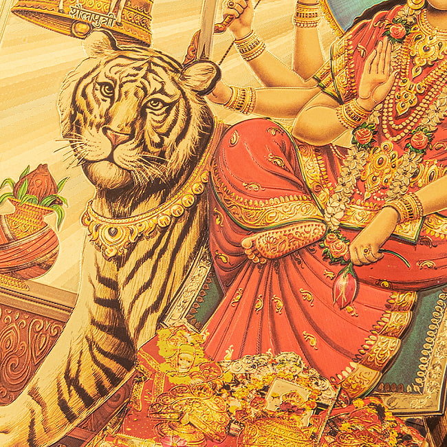 〔約40cm×約30cm〕インドのヒンドゥー神様ゴールドポスター - ドゥルガー 勝利の女神 3 - 拡大写真です。金色ベースなので通常のポスターとは一線を画する光沢感。見ていると引き込まれます。
