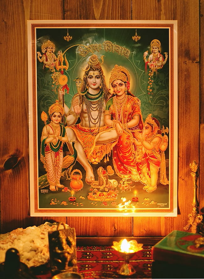 〔約40.5cm×約30.5cm〕輝くラメ入り・インドのヒンドゥー神様ポスター - 選べる神様アソート 10 - 祭壇での使用例です。