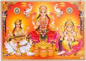 〔約67cm×約47cm〕インドのヒンドゥー神様ポスター - ラクシュミー・サラスヴァティ・ガネーシャ(ID-PSTB-526)