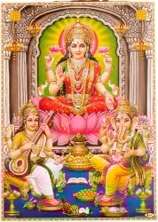 〔約66cm×約47cm〕インドのヒンドゥー神様ポスター - ラクシュミー・サラスヴァティ・ガネーシャ(ID-PSTB-530)