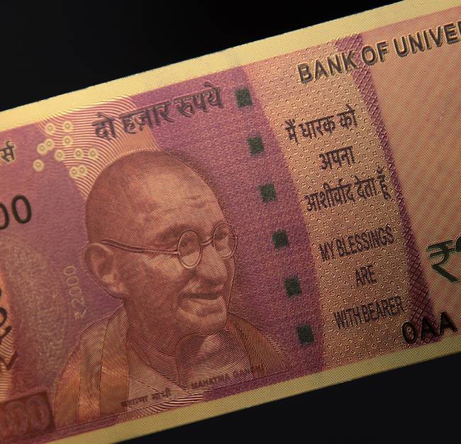 【30個セット】2000ルピー札モチーフのゴールドカード 7 - 表面には建国の父ガンジーが描かれています