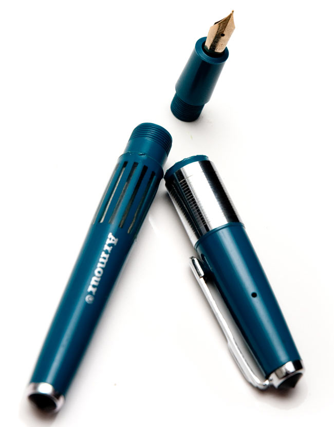 インドの万年筆 ARMOUR - AIRMAC 【灰】 3 - 3つに分解出来ます。分解してから胴の部分にインクを入れます。なお、写真に写っているものは別の色の場合がございます