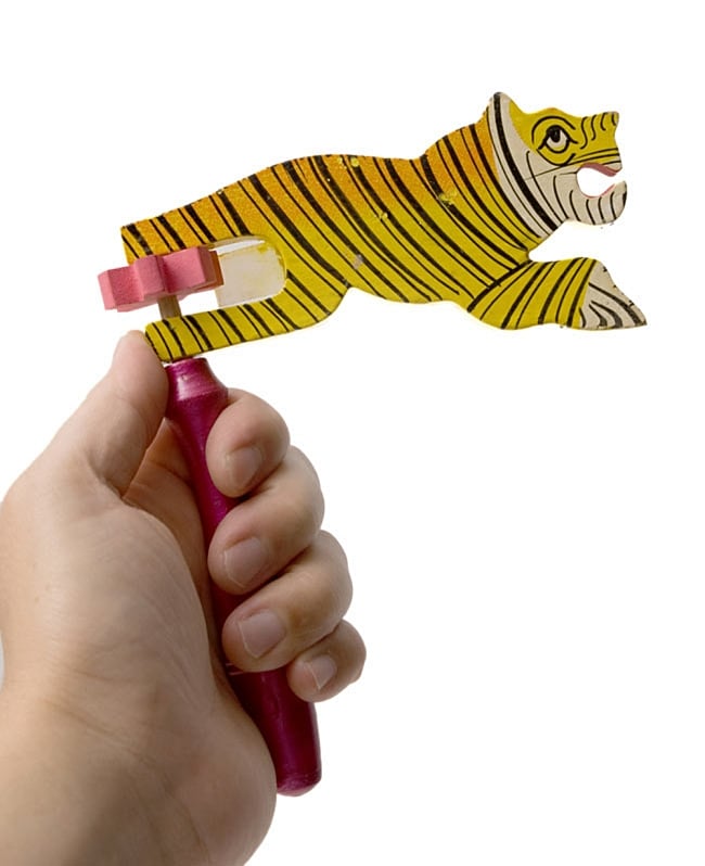 インドの手作りクルクルおもちゃ　【虎】 3 - 手にもつとこれくらいの大きさです。