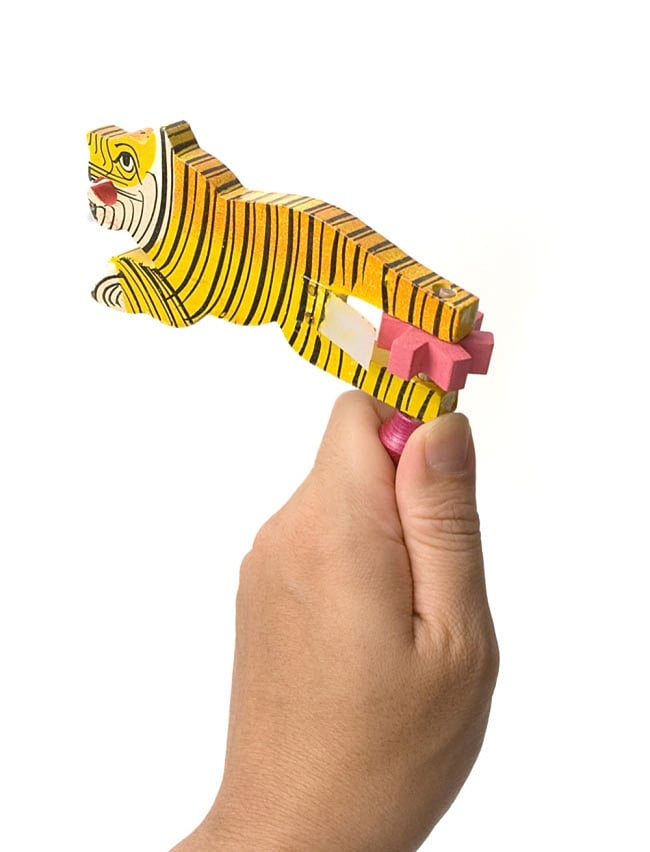 インドの手作りクルクルおもちゃ　【虎】 5 - お洒落なハンドペイントです。反時計回りに回すとカチカチカチ！と小気味よい音が鳴ります