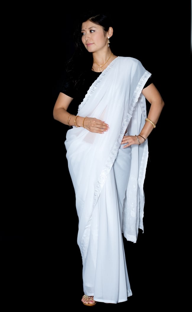 インドのホワイトサリー【更紗・伝統柄刺繍】の写真1枚目です。全体写真ですサリー,民族衣装,デコレーション布,布,インド 布,更紗,唐草,生地,ファブリック