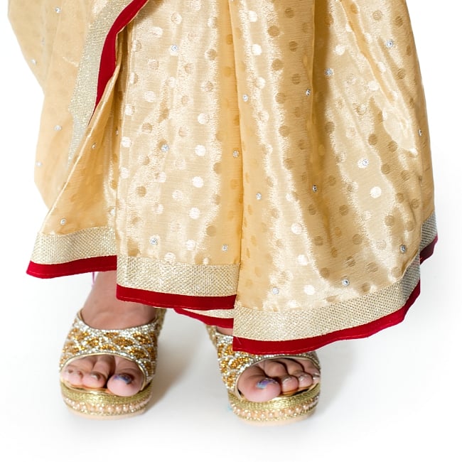 ビーズ刺繍のドット柄マハラニインドサリー【チョリ付き】 - ベージュ 8 - 足元の写真です。ヒールのあるサンダルとも相性が良いです。