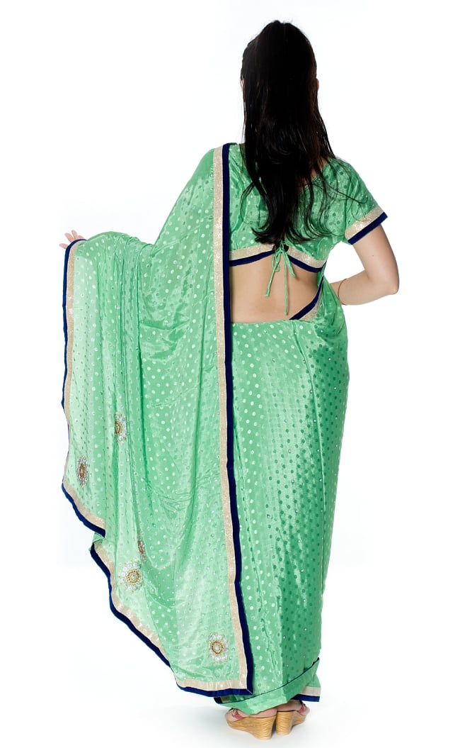 ビーズ刺繍のドット柄マハラニインドサリー【チョリ付き】 - 薄緑 3 - 後ろからの写真です