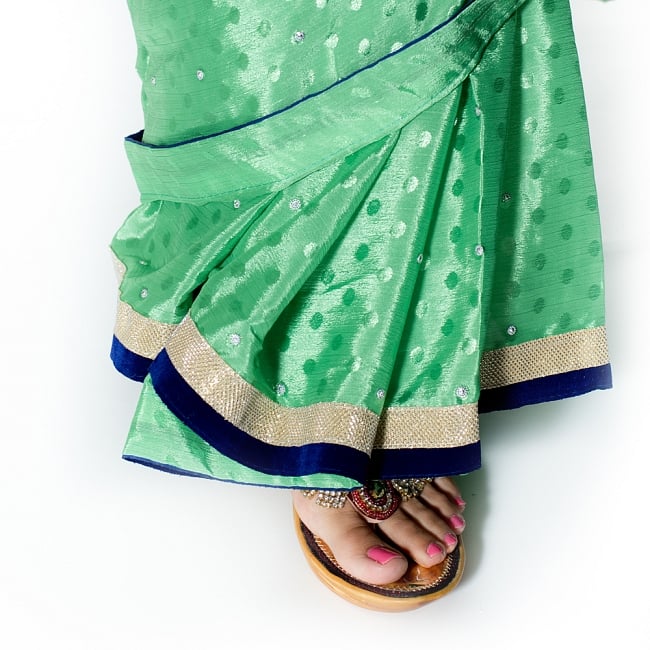 ビーズ刺繍のドット柄マハラニインドサリー【チョリ付き】 - 薄緑 8 - 足元の写真です。ヒールのあるサンダルとも相性が良いです。