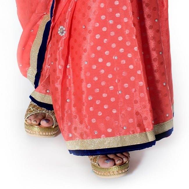 ビーズ刺繍のドット柄マハラニインドサリー【チョリ付き】 - サーモン 8 - 足元の写真です。ヒールのあるサンダルとも相性が良いです。
