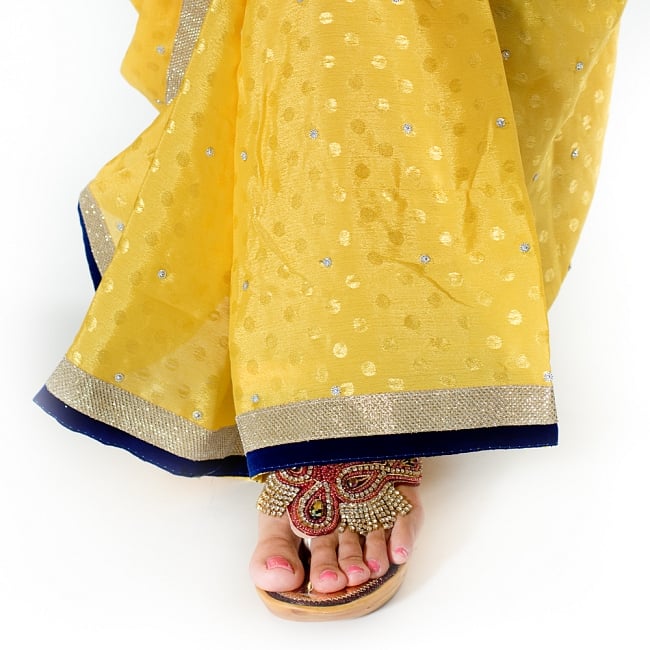 ビーズ刺繍のドット柄マハラニインドサリー【チョリ付き】 - 黄色 8 - 足元の写真です。ヒールのあるサンダルとも相性が良いです。