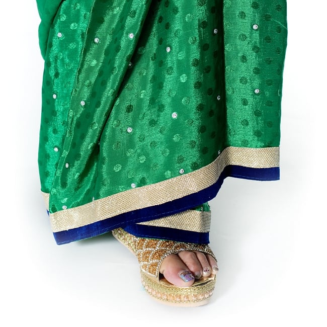 ビーズ刺繍のドット柄マハラニインドサリー【チョリ付き】 - 緑 8 - 足元の写真です。ヒールのあるサンダルとも相性が良いです。