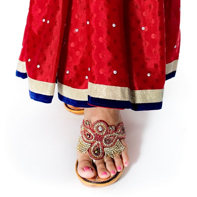 ビーズ刺繍のドット柄マハラニインドサリー【チョリ付き】 - 赤 8 - 足元の写真です。ヒールのあるサンダルとも相性が良いです。