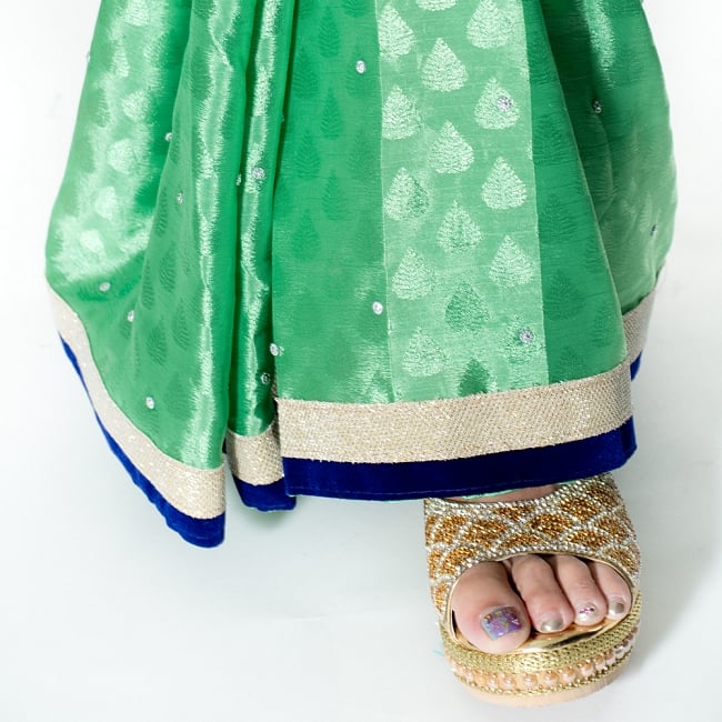 ビーズ刺繍のリーフ柄マハラニインドサリー【チョリ付き】 - 薄緑 8 - 足元の写真です。ヒールのあるサンダルとも相性が良いです。