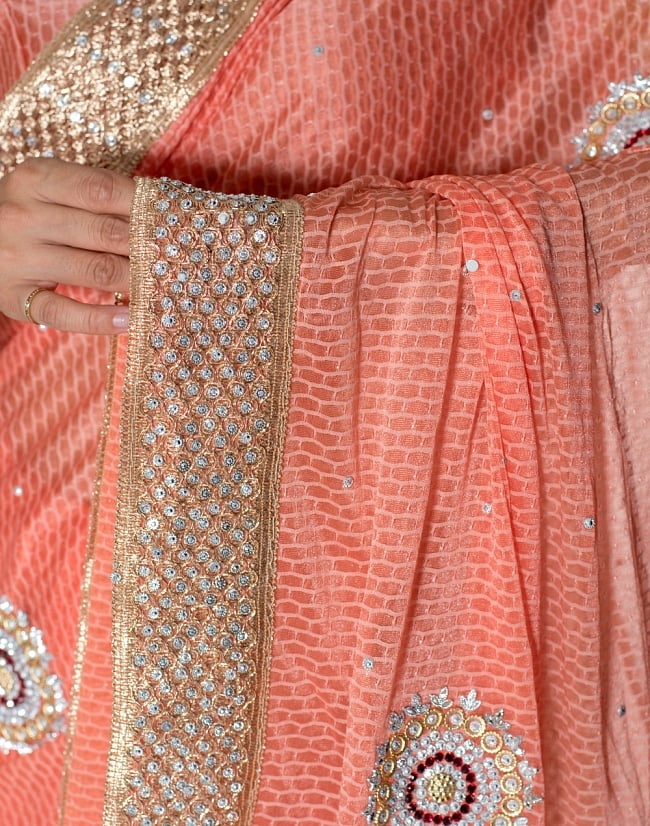 金糸とビーズ刺繍 レンガ模様のマハラニインドサリー【チョリ付き】 - サーモンピンク 6 - とても綺麗なサリーです