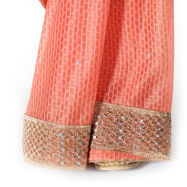金糸とビーズ刺繍 レンガ模様のマハラニインドサリー【チョリ付き】 - サーモンピンク 8 - 足元の写真です。ヒールのあるサンダルとも相性が良いです。