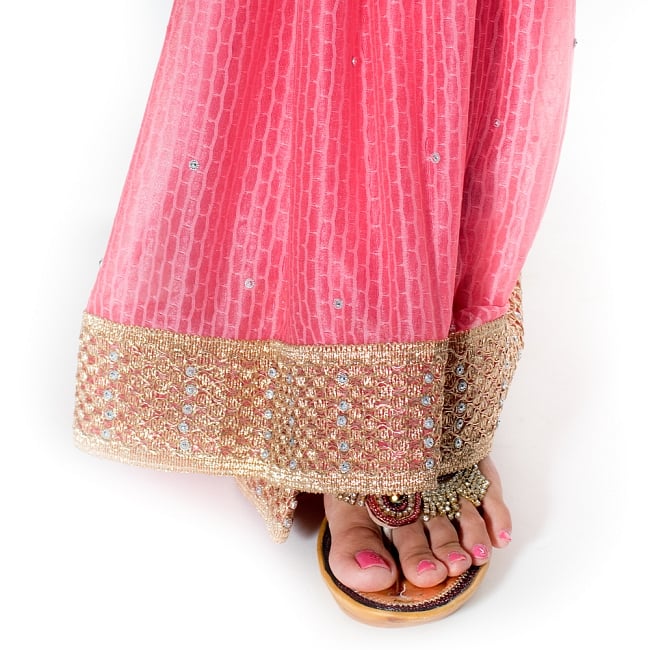 金糸とビーズ刺繍 レンガ模様のマハラニインドサリー【チョリ付き】 - ピンク 8 - 足元の写真です。ヒールのあるサンダルとも相性が良いです。
