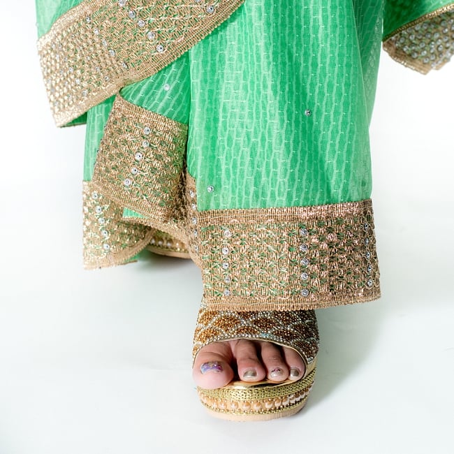 金糸とビーズ刺繍 レンガ模様のマハラニインドサリー【チョリ付き】 - 薄緑 8 - 足元の写真です。ヒールのあるサンダルとも相性が良いです。
