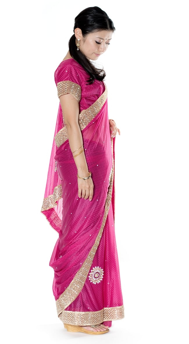 金糸とビーズ刺繍 レンガ模様のマハラニインドサリー【チョリ付き】 - マゼンダ 4 - 横からの写真です
