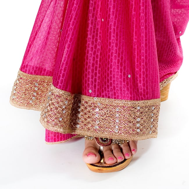 金糸とビーズ刺繍 レンガ模様のマハラニインドサリー【チョリ付き】 - マゼンダ 8 - 足元の写真です。ヒールのあるサンダルとも相性が良いです。