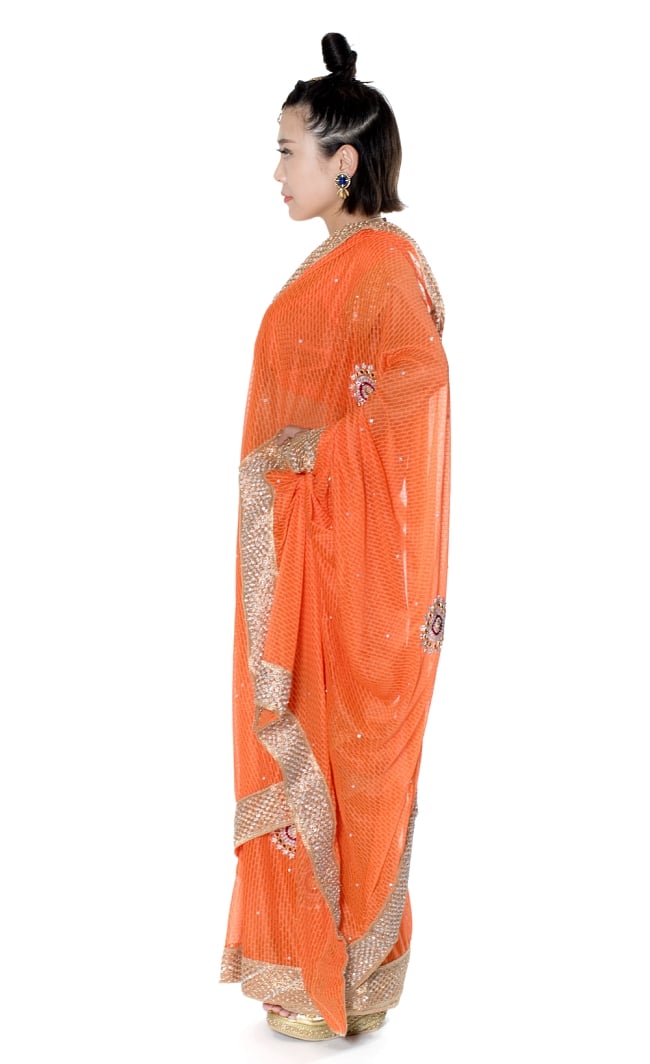 金糸とビーズ刺繍 レンガ模様のマハラニインドサリー【チョリ付き】 - オレンジ 2 - 横からの写真です