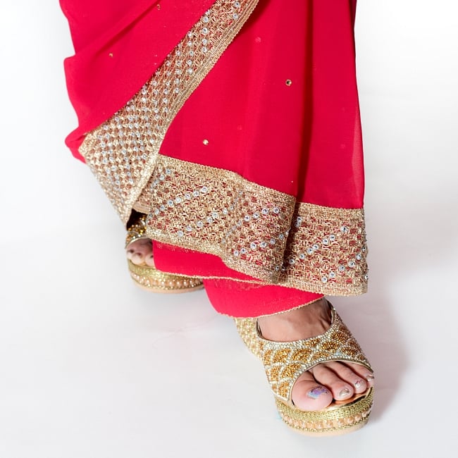 金糸とビーズ刺繍のジョーゼットインドサリー【チョリ付き】 - 赤 8 - 足元の写真です。ヒールのあるサンダルとも相性が良いです。