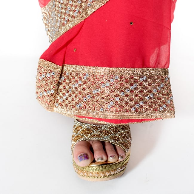 金糸とビーズ刺繍のジョーゼットインドサリー【チョリ付き】 - ローズ 8 - 足元の写真です。ヒールのあるサンダルとも相性が良いです。