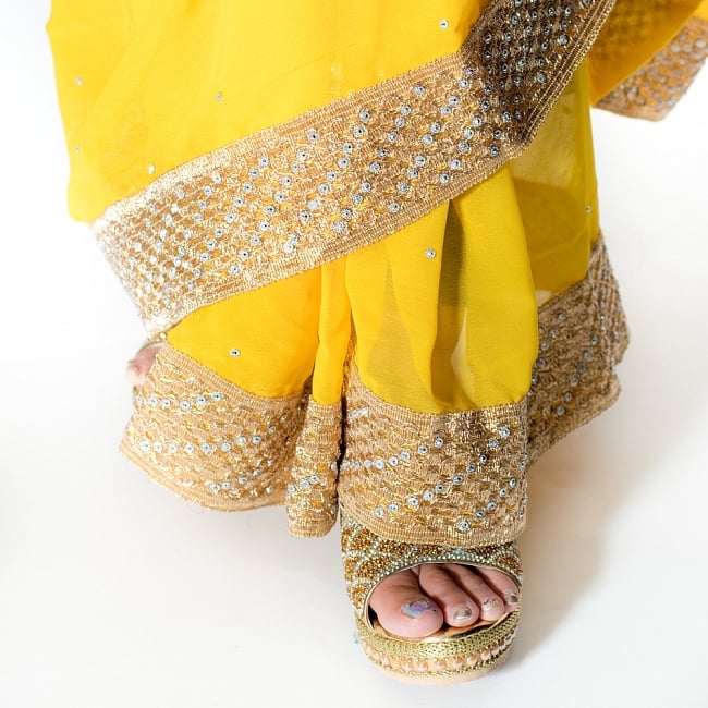 金糸とビーズ刺繍のジョーゼットインドサリー【チョリ付き】 - 黄色 8 - 足元の写真です。ヒールのあるサンダルとも相性が良いです。
