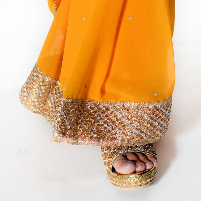 金糸とビーズ刺繍のジョーゼットインドサリー【チョリ付き】 - オレンジ 8 - 足元の写真です。ヒールのあるサンダルとも相性が良いです。