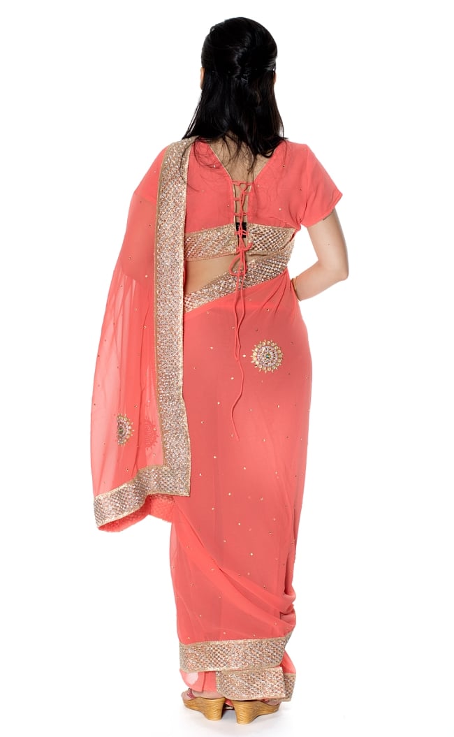 金糸とビーズ刺繍のジョーゼットインドサリー【チョリ付き】 - サーモンピンク 3 - 後ろからの写真です