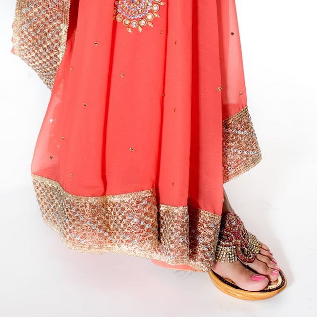 金糸とビーズ刺繍のジョーゼットインドサリー【チョリ付き】 - サーモンピンク 8 - 足元の写真です。ヒールのあるサンダルとも相性が良いです。