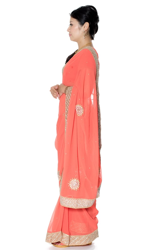 【訳あり】金糸とビーズ刺繍のジョーゼットインドサリー【チョリ付き】 - サーモンピンク 2 - 横からの写真です