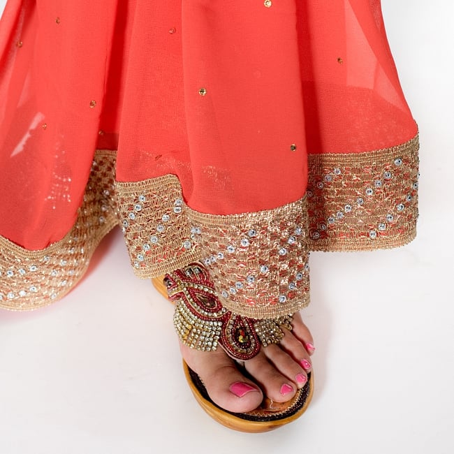 【訳あり】金糸とビーズ刺繍のジョーゼットインドサリー【チョリ付き】 - サーモンピンク 8 - 足元の写真です。ヒールのあるサンダルとも相性が良いです。