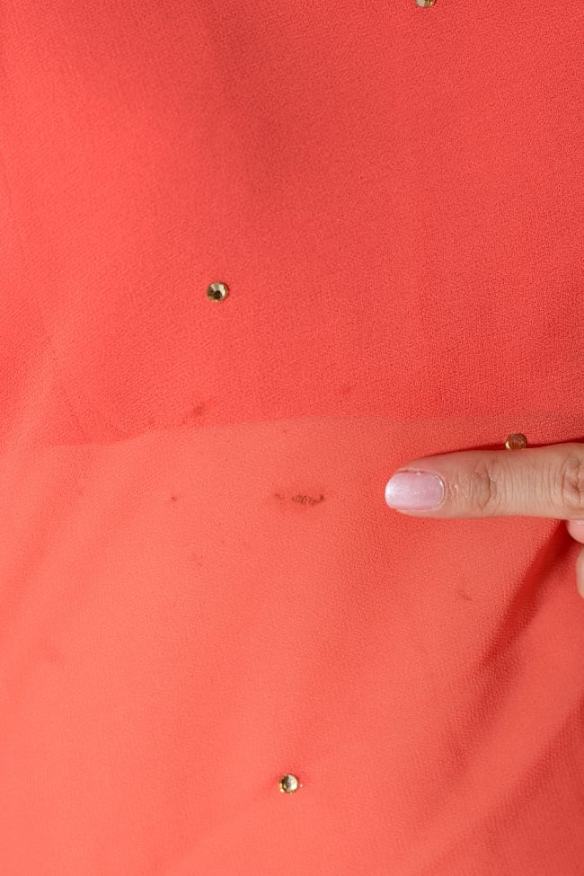 【訳あり】金糸とビーズ刺繍のジョーゼットインドサリー【チョリ付き】 - サーモンピンク 9 - こちらが訳アリの理由になります。一部にこのようなシミが付いている為、訳アリ品としてお安くさせていただいております。