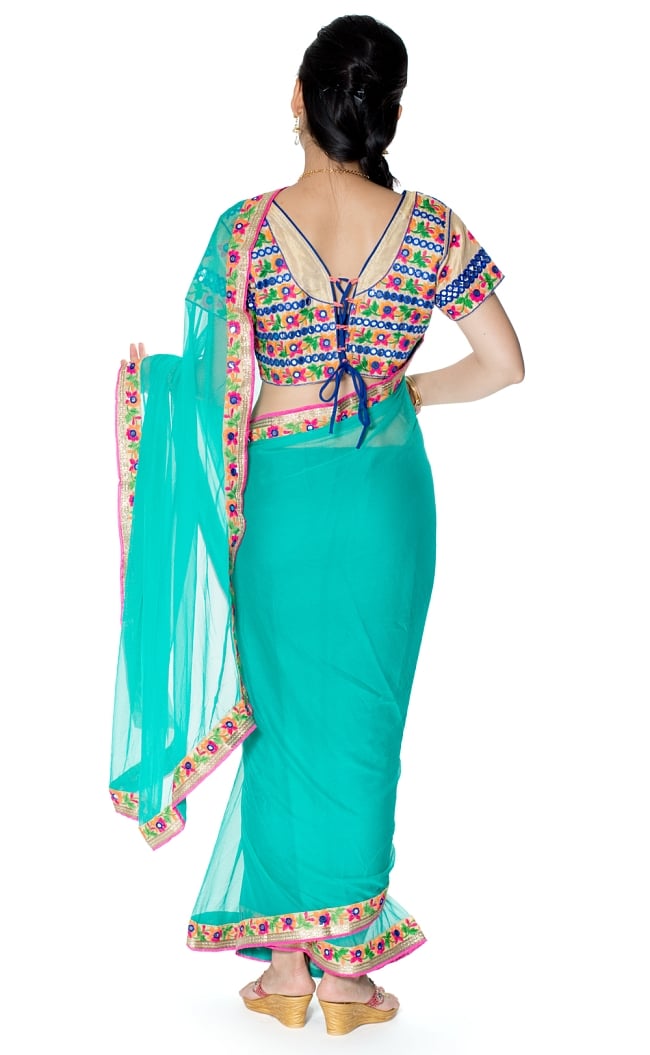 カッチ刺繍テイストのジョーゼットインドサリー【チョリ付き】 - 青緑 3 - 後ろからの写真です