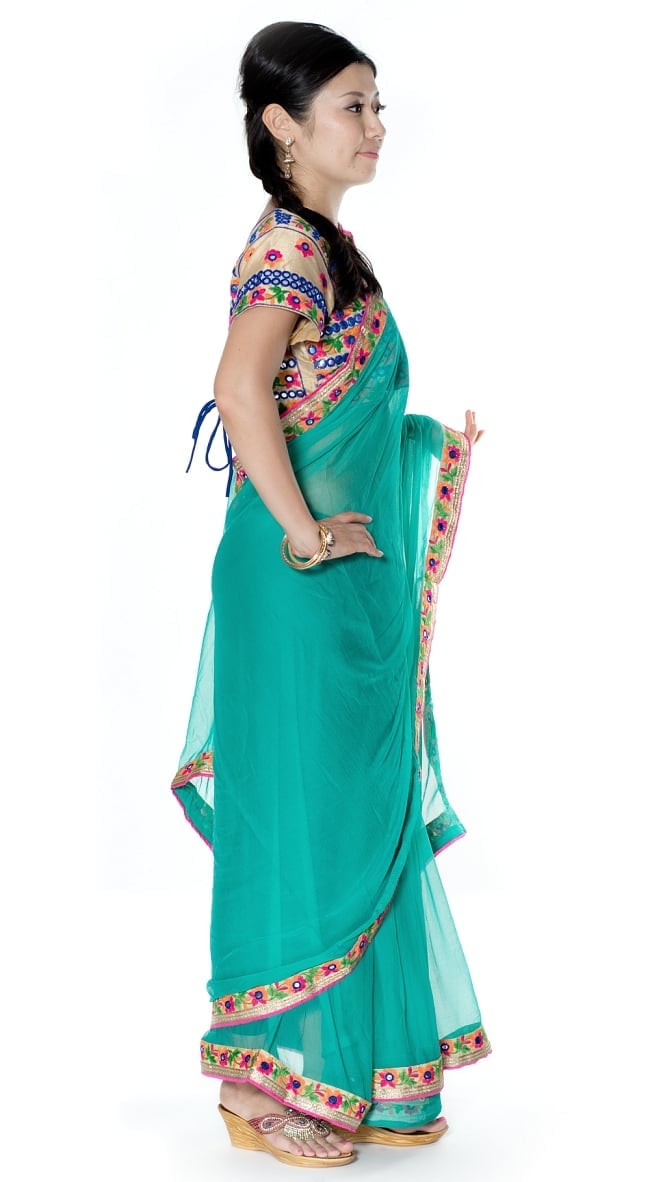 カッチ刺繍テイストのジョーゼットインドサリー【チョリ付き】 - 青緑 4 - 横からの写真です